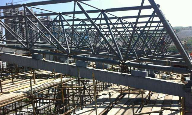 汉川简述网架公司的黑色压型钢板的吊装步履